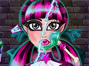 Play Draculaura Total Makeover